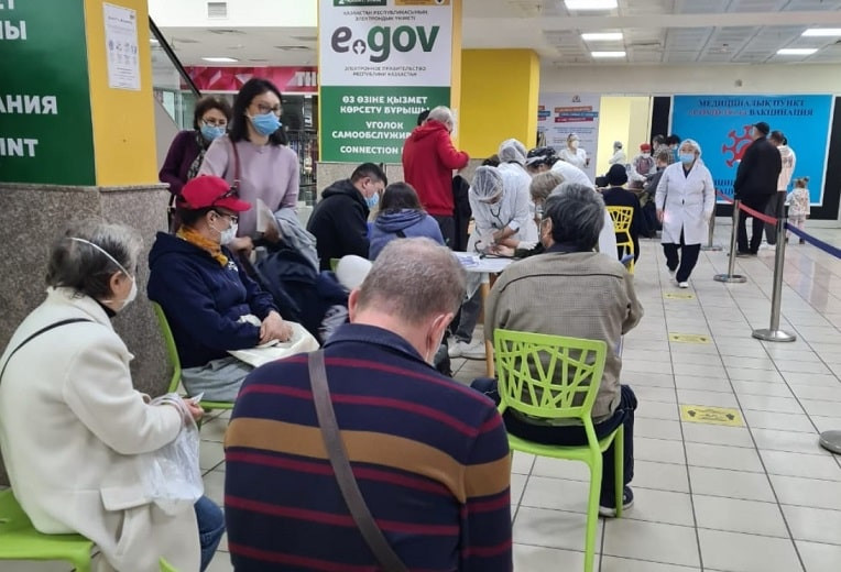 Как вакцинируют от COVID-19 жителей Алматы