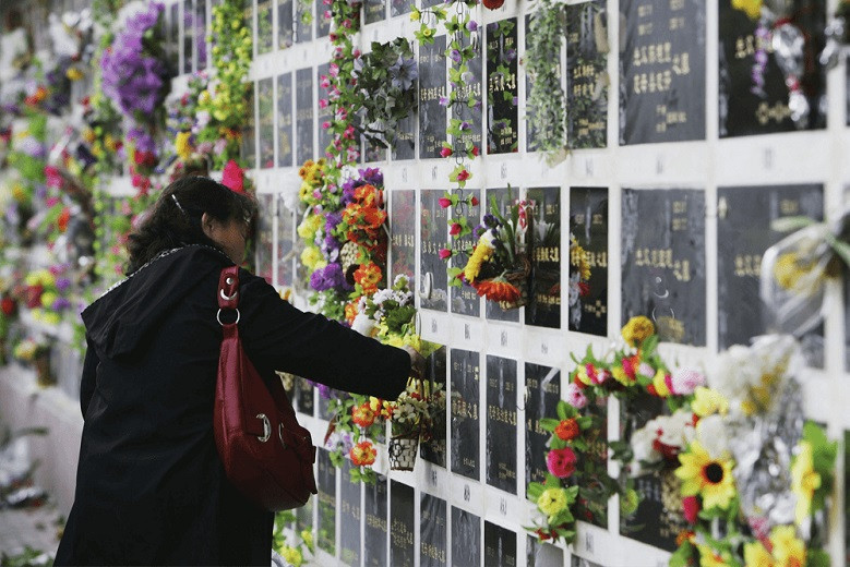 Подменить тела: в Китае наняли киллера, чтобы похоронить родственника в обход правил