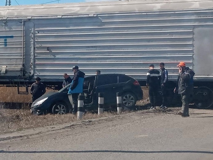 Когда знак "STOP" не указ: водитель иномарки в Петропавловске врезался в тепловоз на переезде