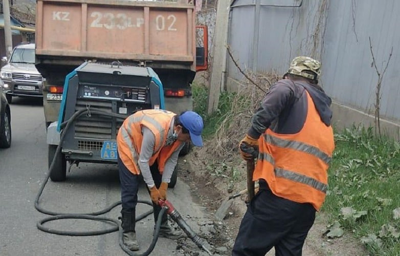 18 сәуірдегі ақпарат бойынша Алматыдағы 17 көшеде жол жөндеу жұмыстары жүріп жатыр