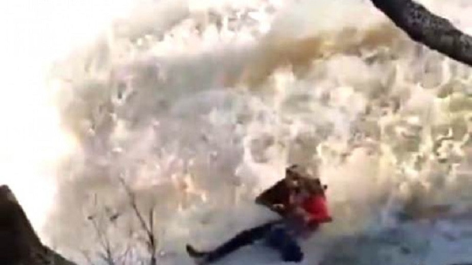 Эффектное фото не получилось: отец с дочерью упали в водопад в Акмолинской области