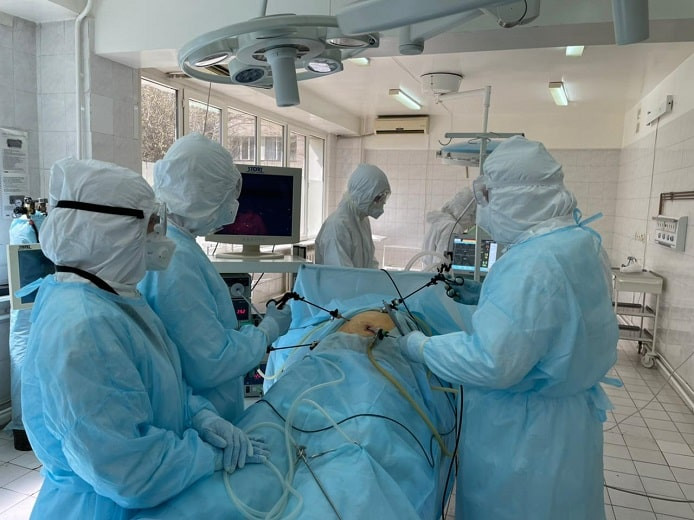 Врачи в Алматы прооперировали пациента с коронавирусом и спасли ему жизнь 