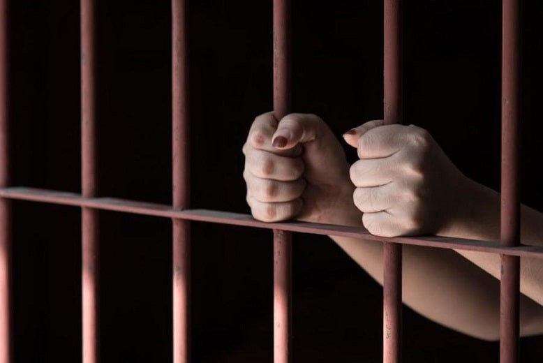 Любовь зла: тюремщица закрутила роман с заключенным и попала за решетку