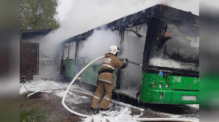 Пассажирский автобус загорелся в микрорайоне Айгерим-2, пострадавших нет