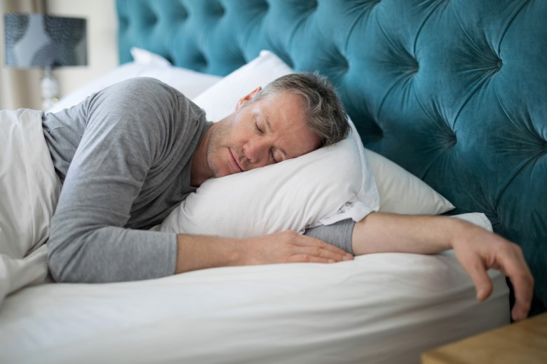 Кардиолог развеял миф об опасности сна на левом боку