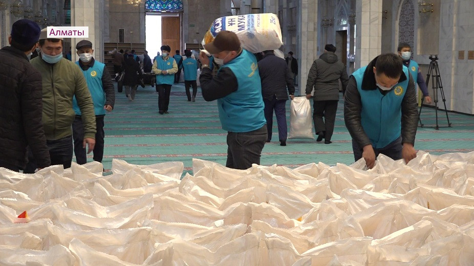 Рамадан - время добрых дел: 500 нуждающихся семей получили продуктовые корзины в Алматы 