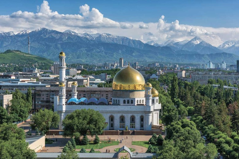 Пятничные намазы и воскресные службы на открытом воздухе разрешили в Алматы