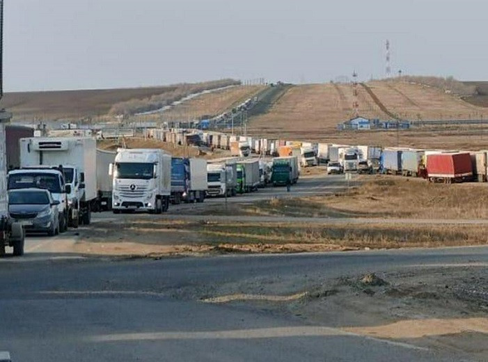 Усиление контроля: грузовики скопились на границе России и Казахстана