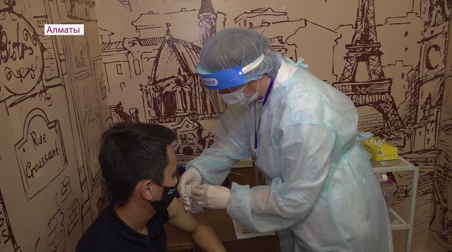 QazVac надежнее всех: Алматинцы массово получают отечественную вакцину от COVID-19