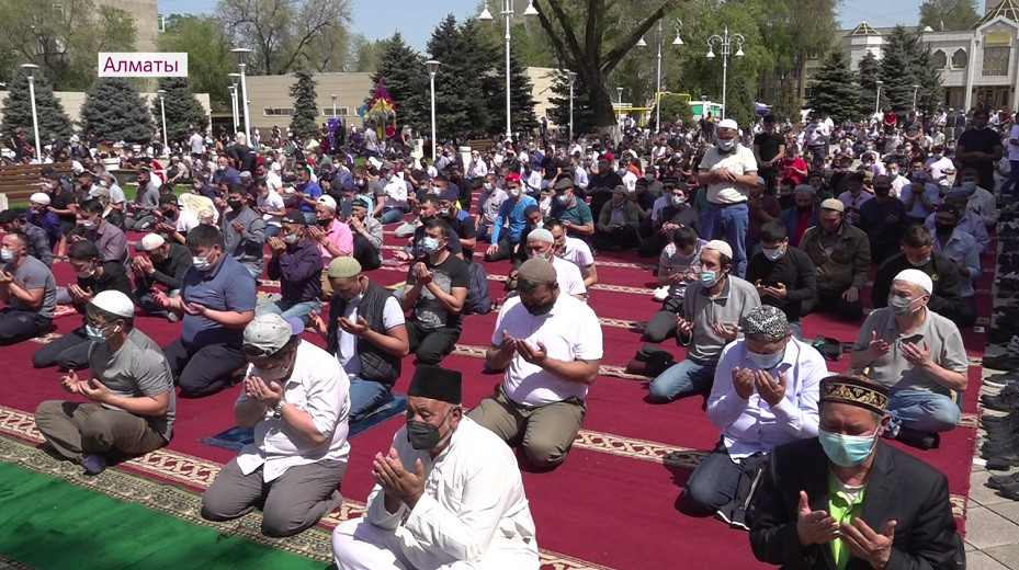 Молитва под открытым небом: как прошел жума намаз в Алматы 