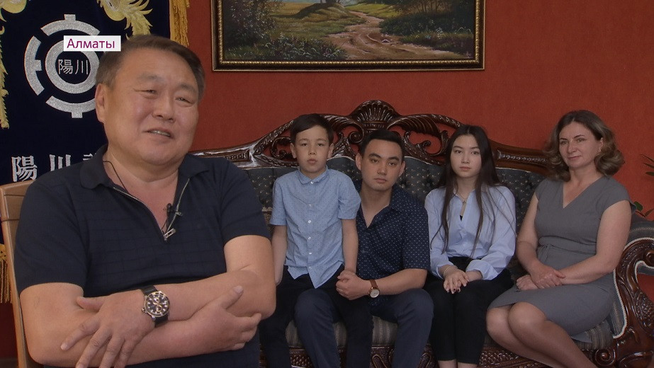 Любовь и гармония: как отмечает семья Хегай День единства народа Казахстана 