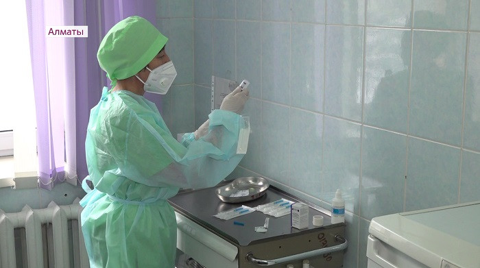 Число вакцинированных от ковид казахстанцев близится к 1,5 млн 