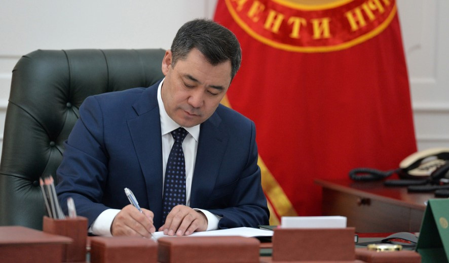 Қырғызстан президенті жаңа Конституцияға қол қойды