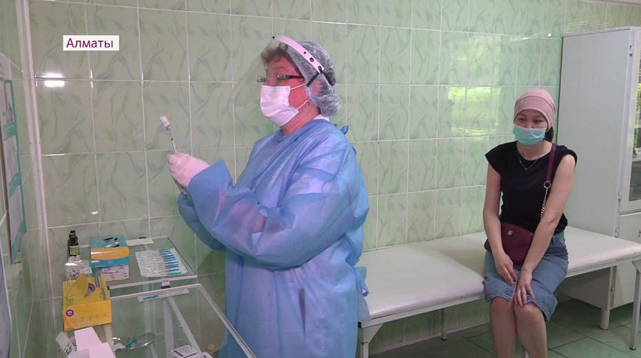 От студентов до преподавателей: вакцину от COVID-19 можно получить в общежитиях Алматы 