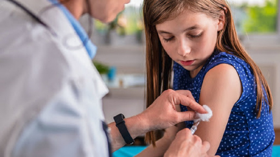 Канада әлемде бірінші болып 12 жастағы балаларға вакцина салады