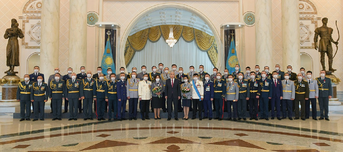 Президент Казахстана наградил военнослужащих и сотрудников силовых ведомств