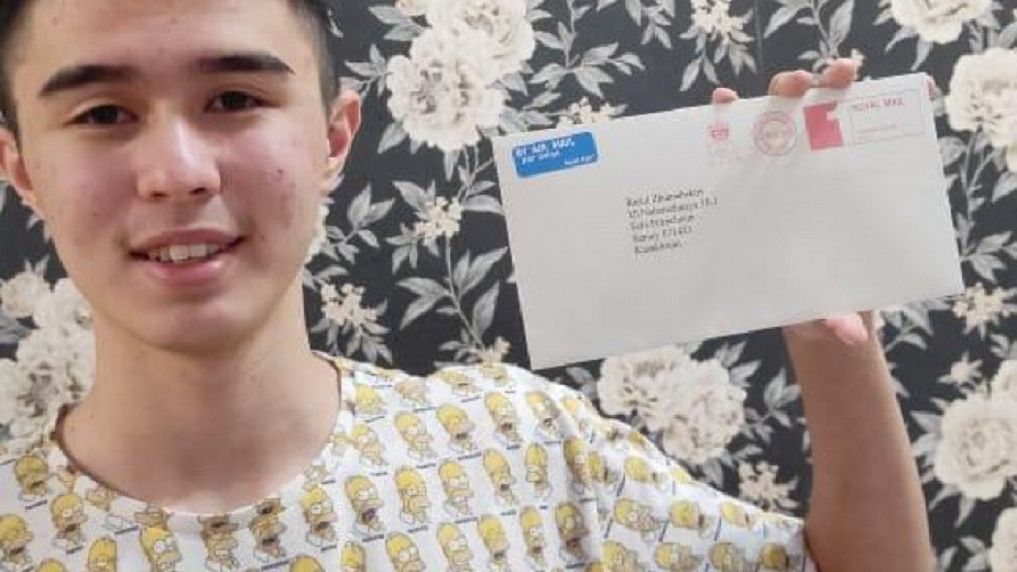 Нежданно-негаданно: школьник из Нур-Султана получил письмо от королевы