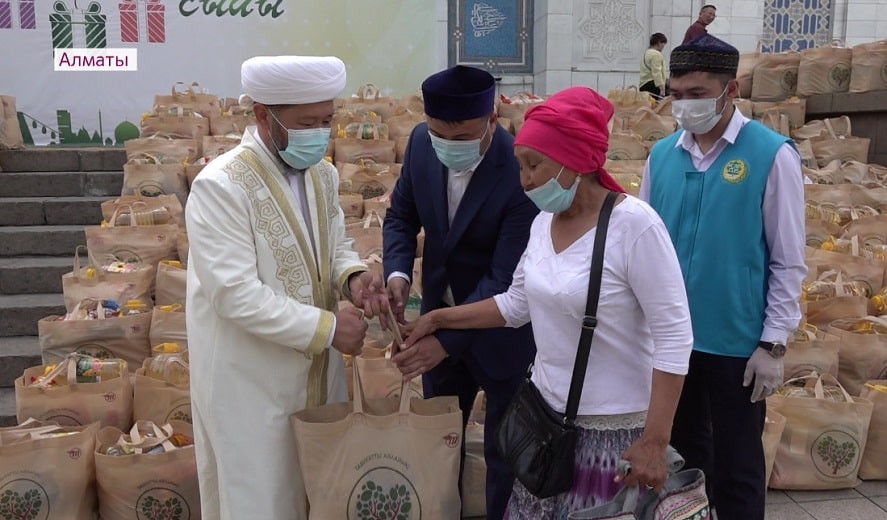 Миссия добра: в Алматы представители духовенства раздавали продуктовые корзины нуждающимся горожанам