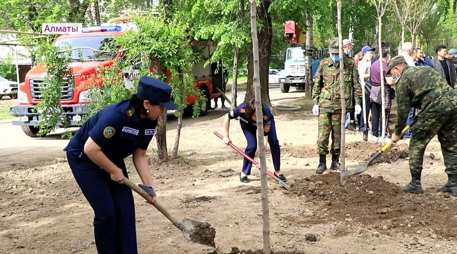Спасатели и пожарные обустроили сквер с аллеей в Алматы