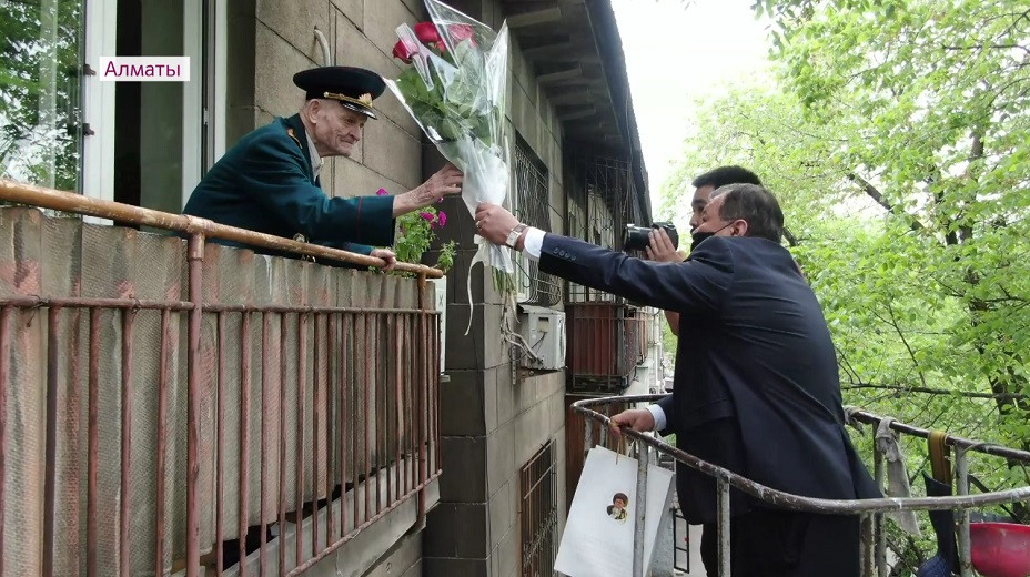 Сюрприз к 9 мая: концерт под окнами дома посвятили ветерану в Алматы 
