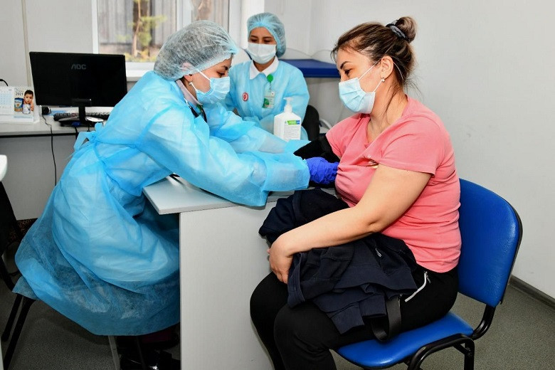 Алматыда бір тәулікте 3 мыңнан астам адам COVID-19 вакцинасын алды