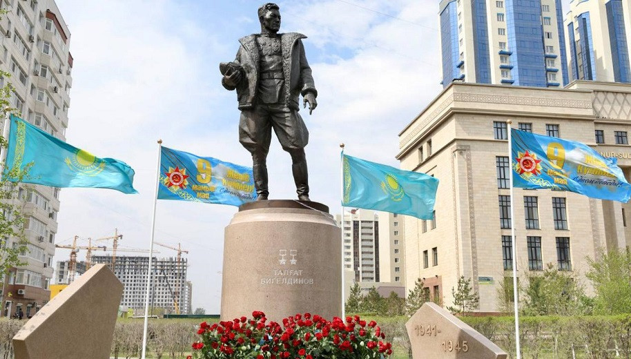 Памятник легендарному летчику Талгату Бегельдинову появился в Нур-Султане  