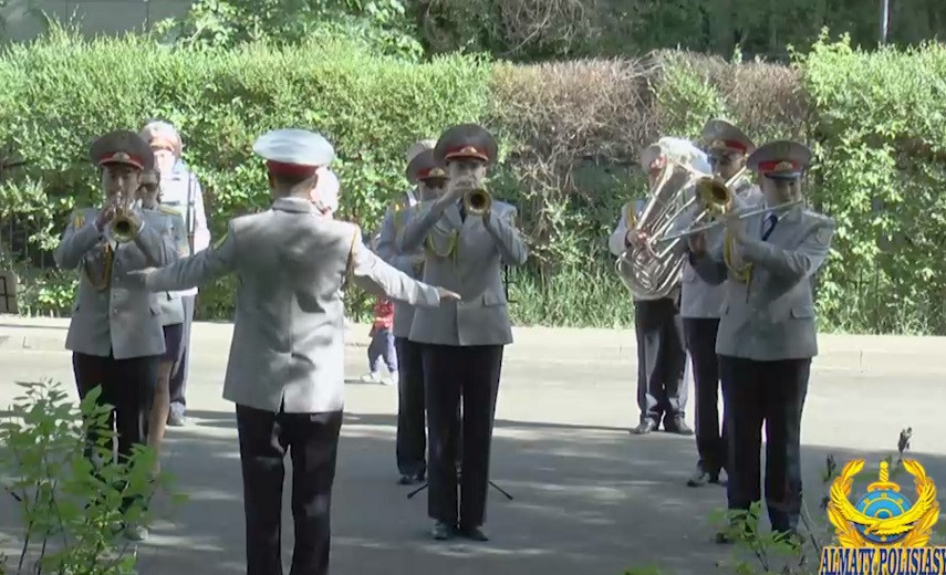 Песни военных лет исполнили полицейские Алматы для ветерана  ВОВ Камбара Сарсенова