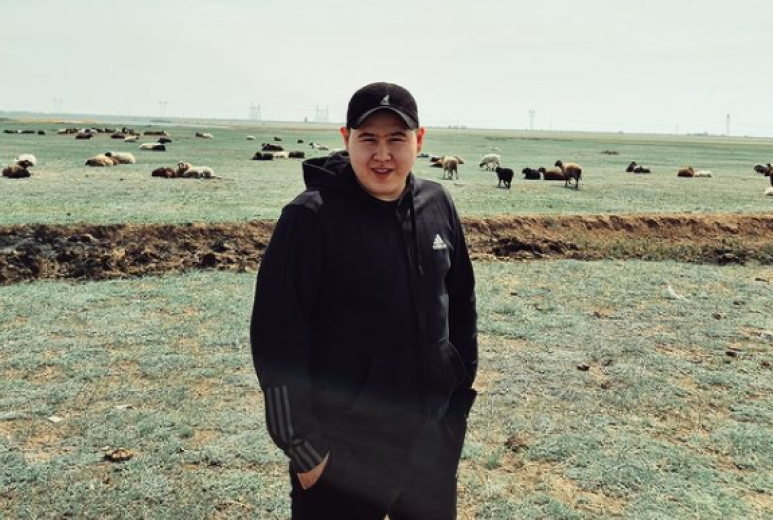 Отдых с хейтерами: Иманбек сфотографировался на фоне овец и баранов