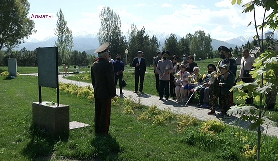 Ветераны и заслуженные деятели Казахстана почтили память погибших солдат