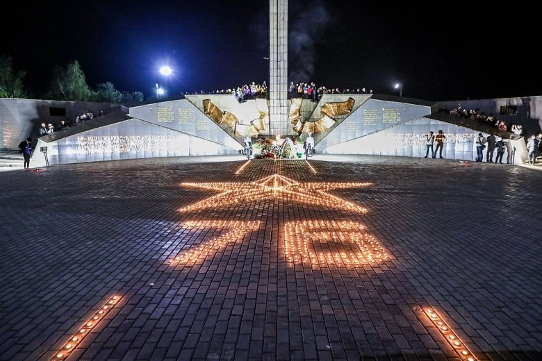 В память о павших героях: акция "Зажги свечу" прошла в Усть-Каменогорске