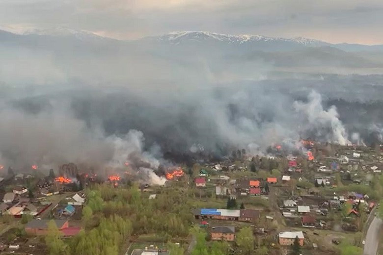 Лесной пожар в Восточном Казахстане: огонь перекинулся на 14 домов