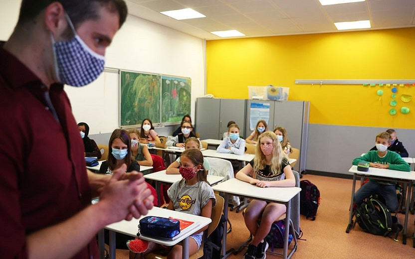 Коронавирус в мире: в Греции открылись школы, в Британии разрешили обниматься (дайджест)