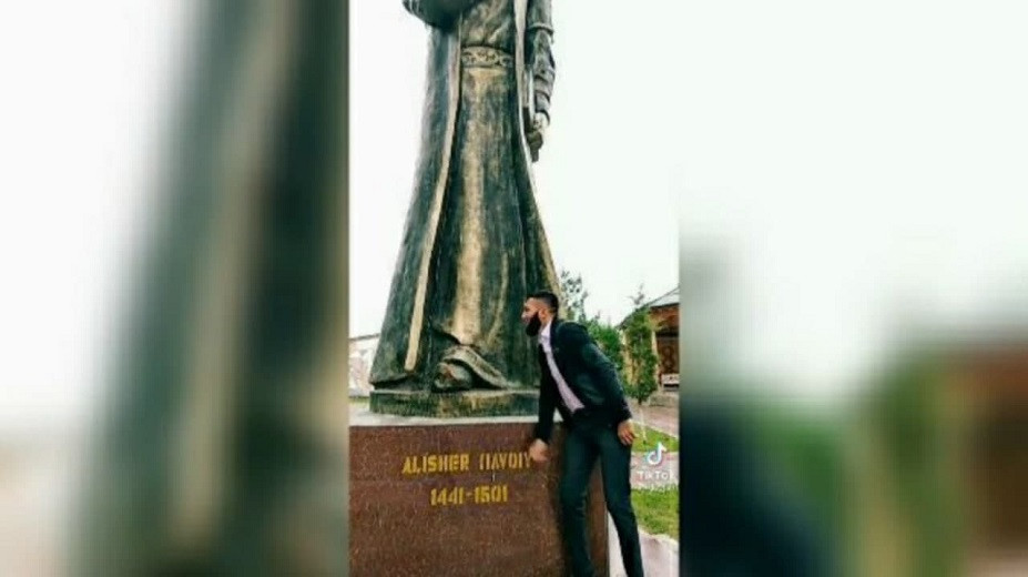 Весеннее обострение: 15 суток за издевательство над памятником Алишеру Навои получил самаркандский тиктокер