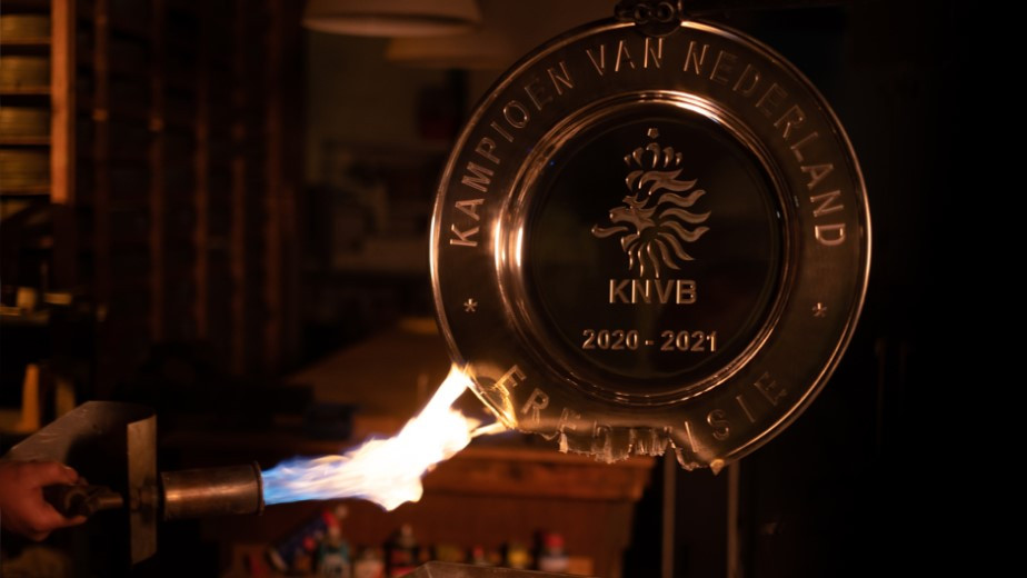 Подарок за верность: нидерландский «Аякс» переплавил чемпионский трофей в сувениры для болельщиков