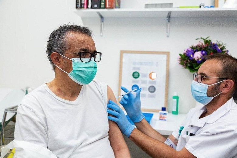 ДДСҰ басшысы коронавирус вакцинасын салдырды