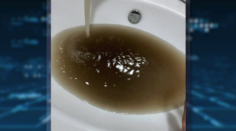 Жители Бесагаша жалуются на качество воды в новостройке 