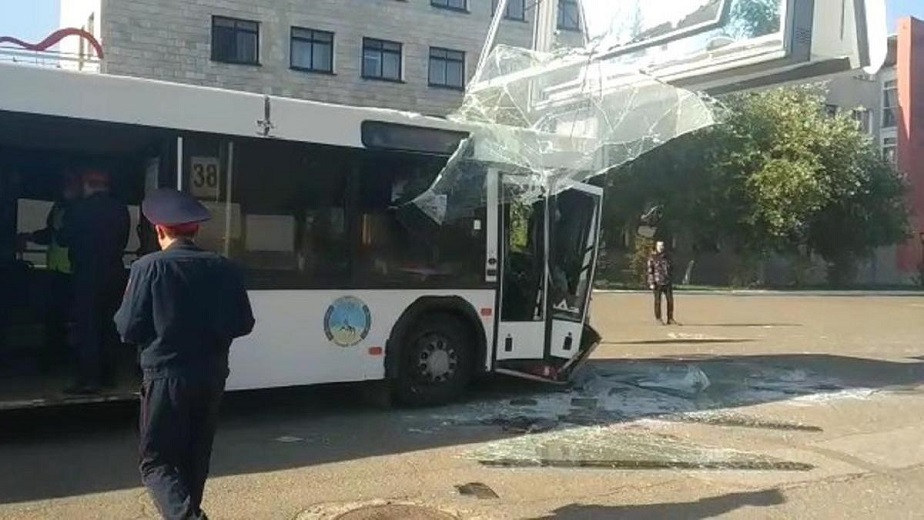 Павлодарда автобус билбордқа соғылды
