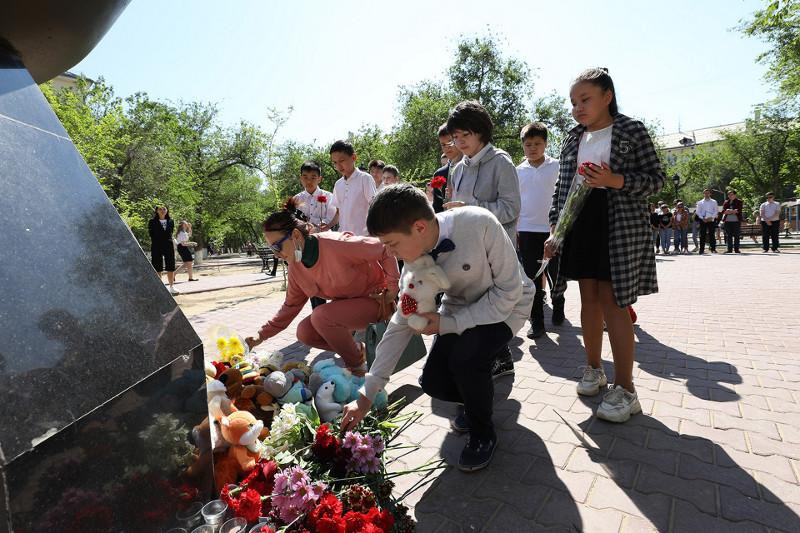 В Байконуре почтили память жертв стрельбы в Казани
