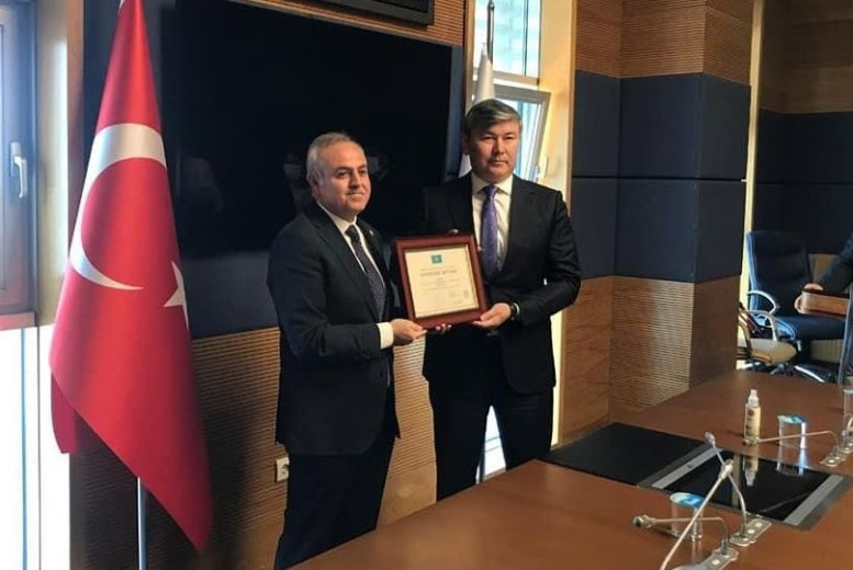 Спас младенца на борту самолета: Касым-Жомарт Токаев наградил личного врача Эрдогана