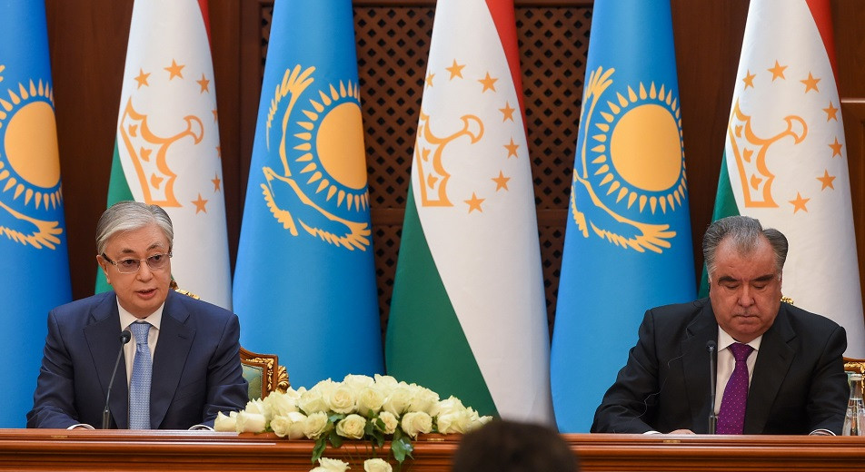Президенты Казахстана и Таджикистана провели брифинг для СМИ