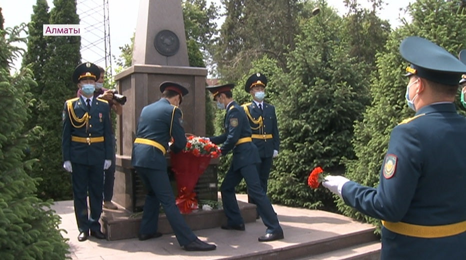 Вспоминая героев: в Алматы почтили память пожарных, погибших 32 года назад