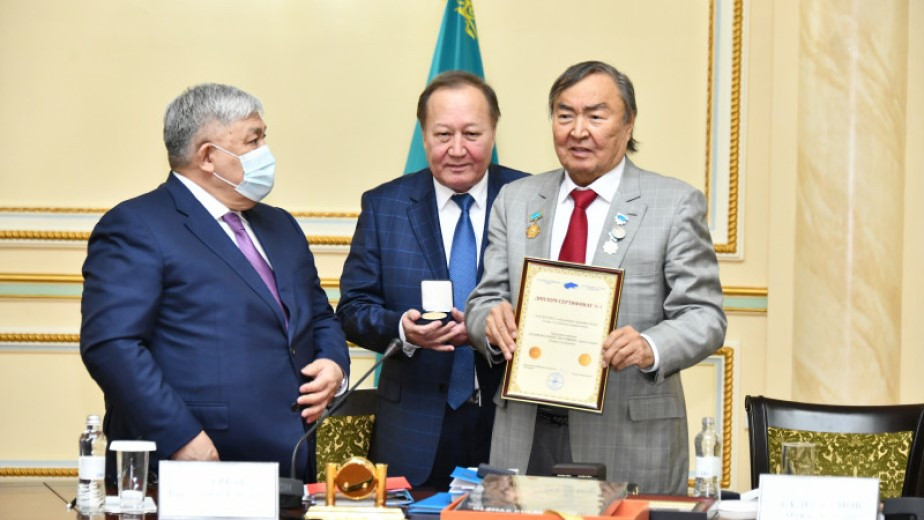 Первый лауреат: Олжаса Сулейменова наградили премией «Национальное достояние»