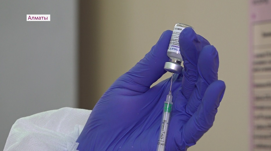 Почти 290 тысяч алматинцев получили вакцину от COVID-19