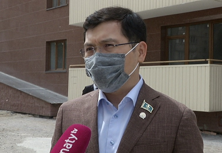 Долгожданное новоселье: депутаты городского маслихата помогли жителям Ауэзовского района