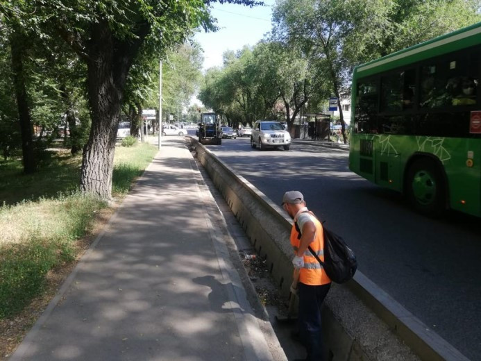 Чтобы город был чистым: как проводят уборку коммунальные службы в Алматы
