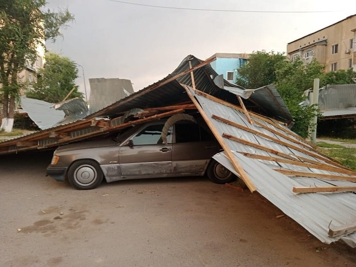 Снесло крыши, есть пострадавшие: по Шымкенту прошелся ураган