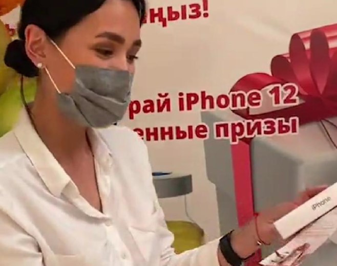 Вакцинация против КВИ: победителем розыгрыша iPhone в Алматы стала медсестра поликлиники