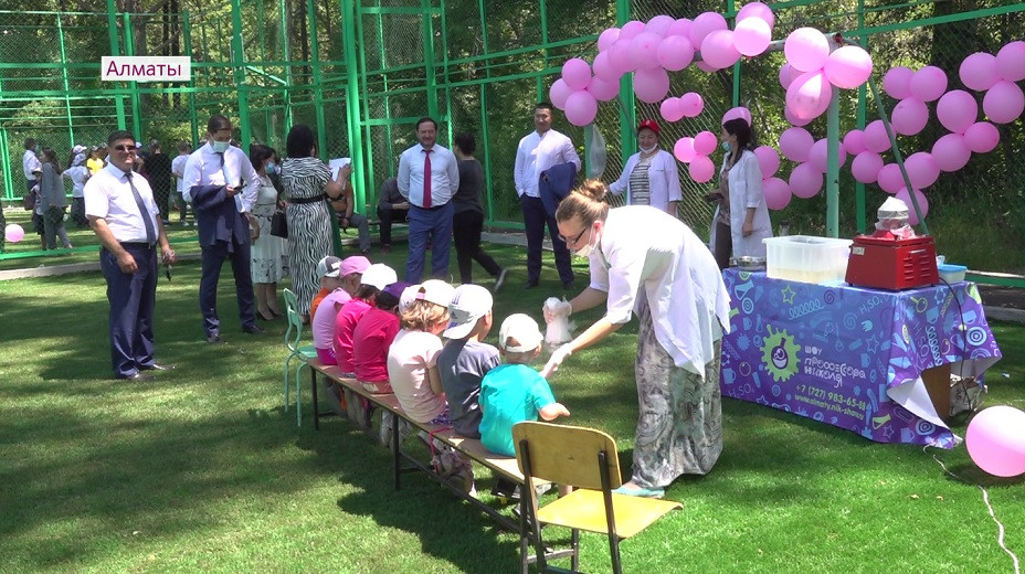 Члены АНК организовали праздник для детей в Алматы 