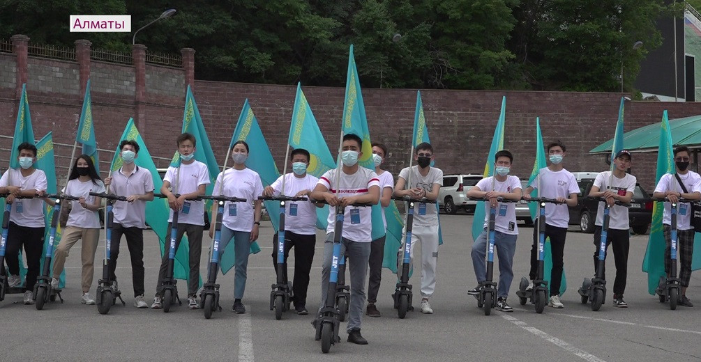 Алматинские волонтеры посвятили Дню государственных символов флешмоб