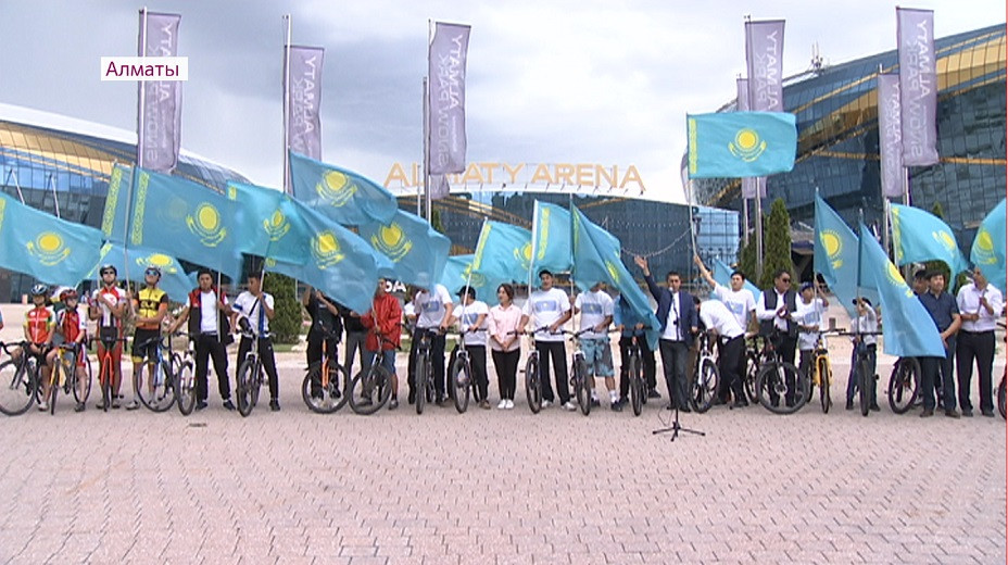 Мемлекеттік рәміздер күні: Алатау ауданында велошеру өтті